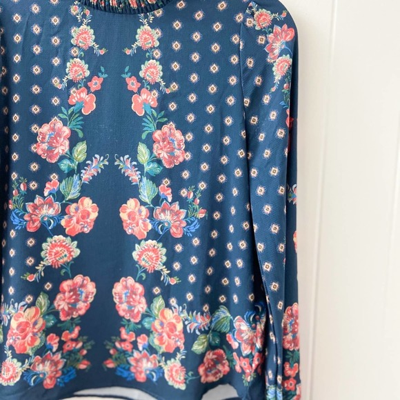 floral printed, turtleneck style top - Picture 5 of 9
